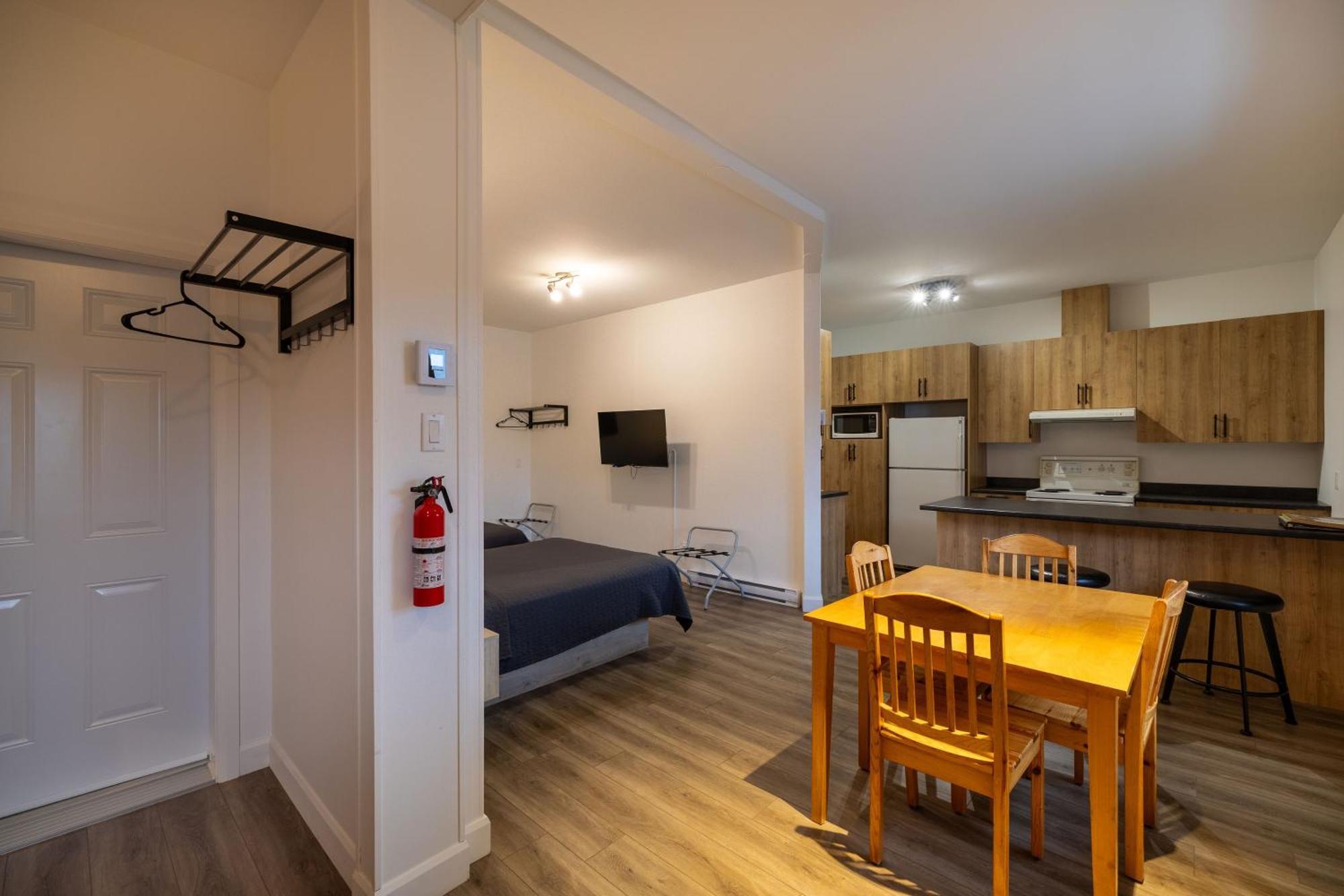 Motel Et Condo Chez Charley Sainte-Anne-de-Beaupre Ngoại thất bức ảnh