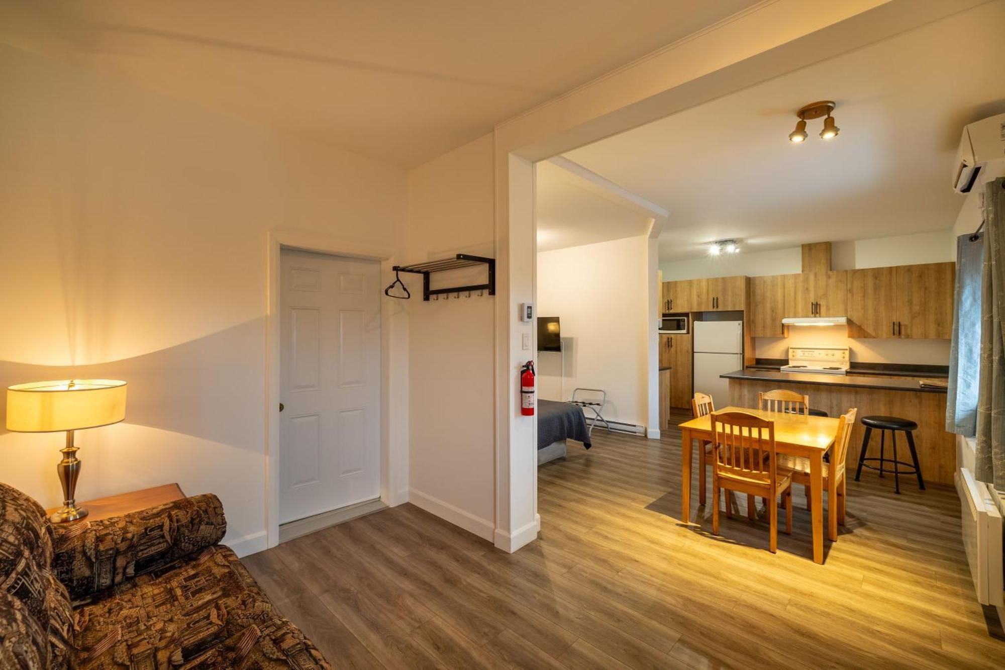 Motel Et Condo Chez Charley Sainte-Anne-de-Beaupre Ngoại thất bức ảnh