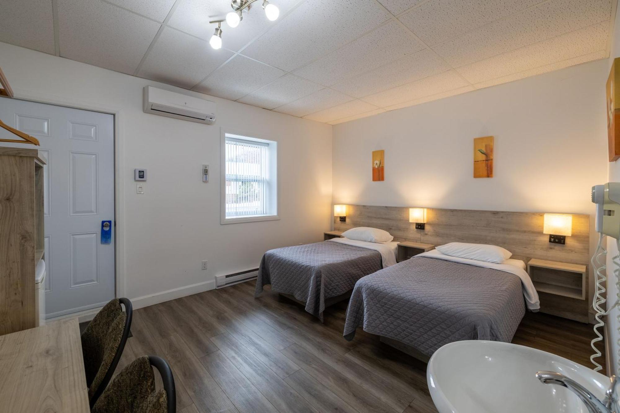 Motel Et Condo Chez Charley Sainte-Anne-de-Beaupre Ngoại thất bức ảnh