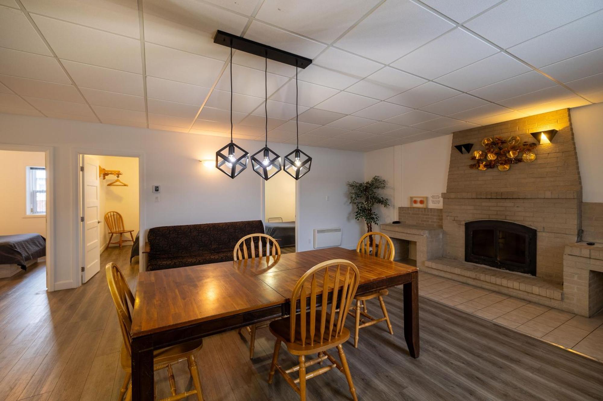 Motel Et Condo Chez Charley Sainte-Anne-de-Beaupre Ngoại thất bức ảnh