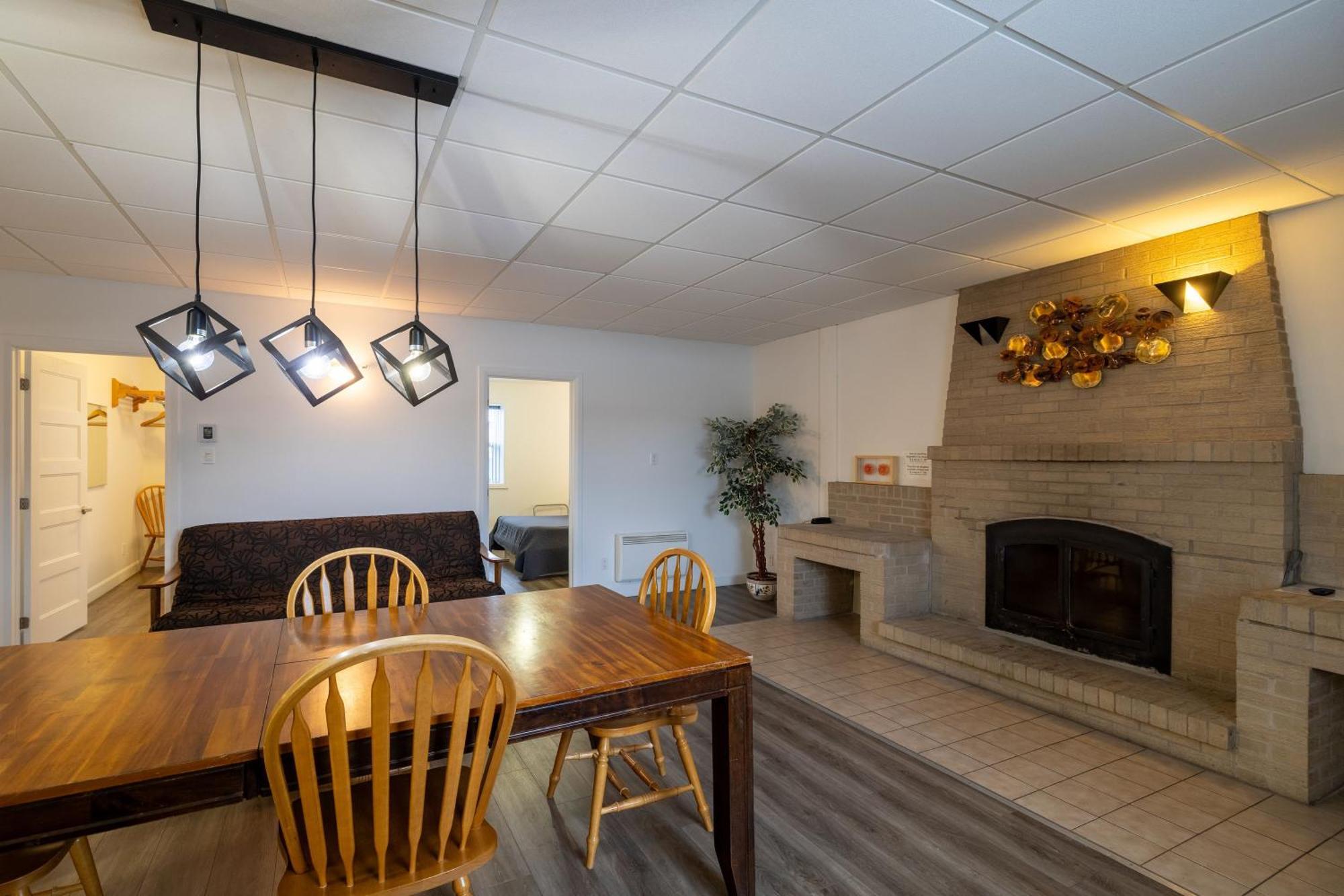 Motel Et Condo Chez Charley Sainte-Anne-de-Beaupre Ngoại thất bức ảnh