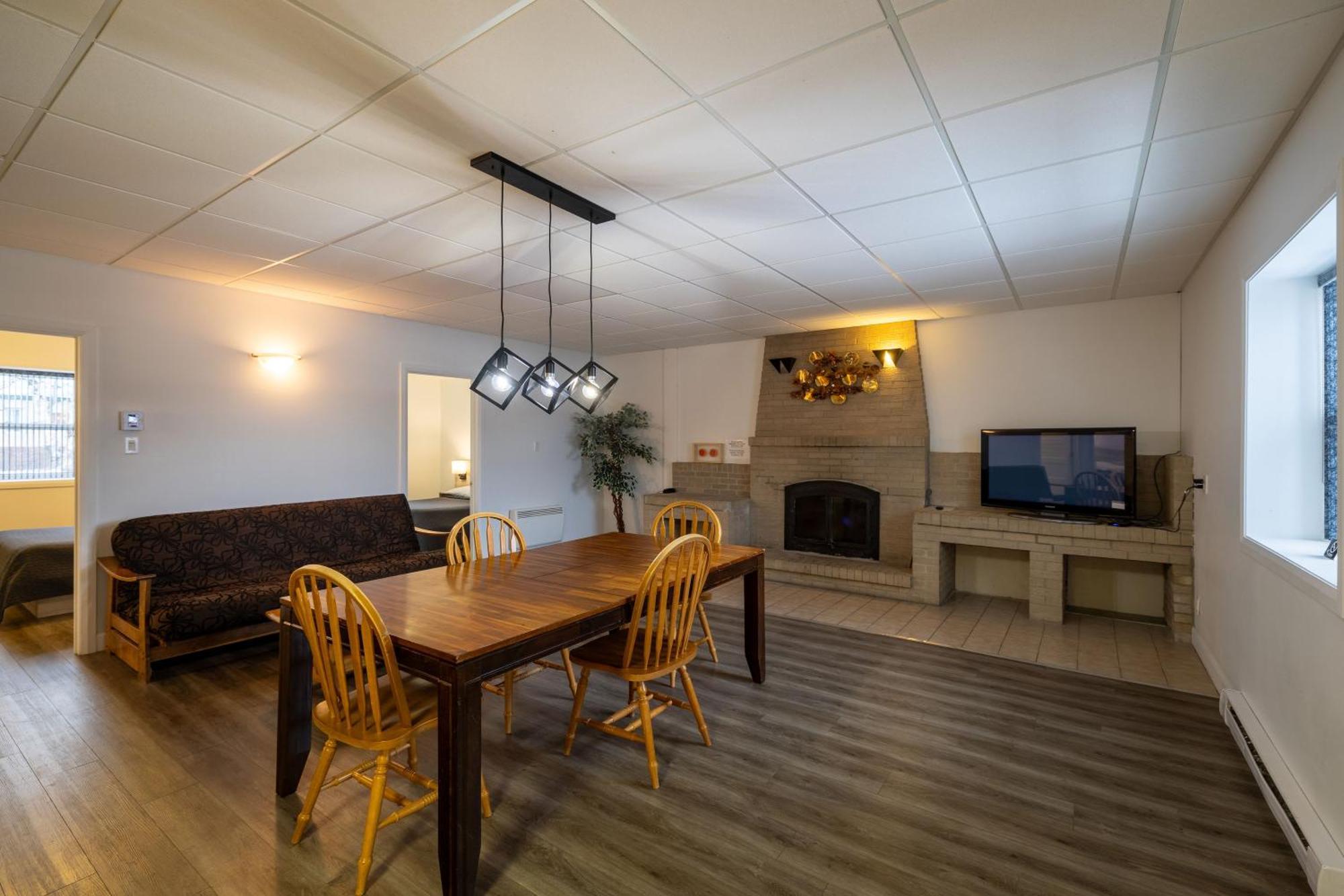 Motel Et Condo Chez Charley Sainte-Anne-de-Beaupre Ngoại thất bức ảnh
